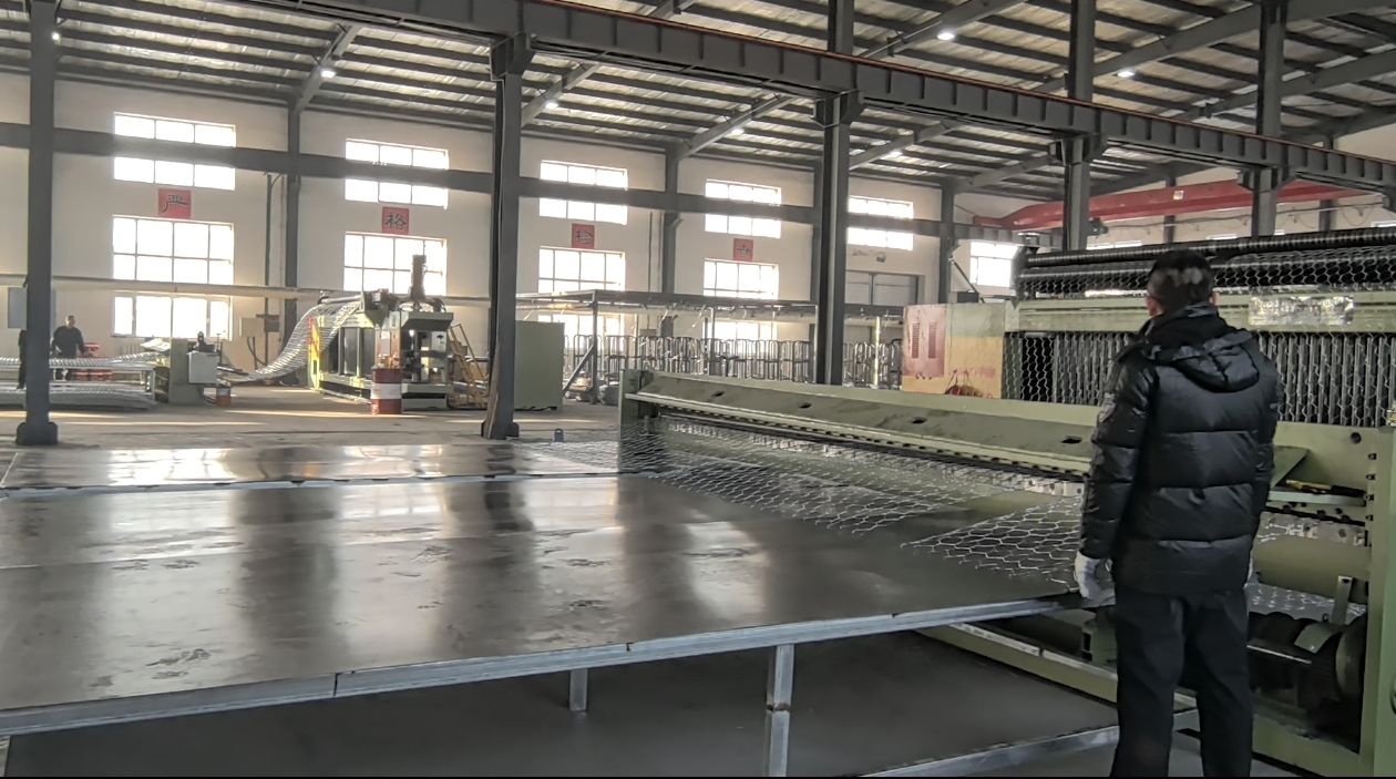 Blog công ty mới nhất về Tại sao ngày càng có nhiều nhà sản xuất lựa chọn Máy Gabion Tốc độ Cao Mới của Jinlida?