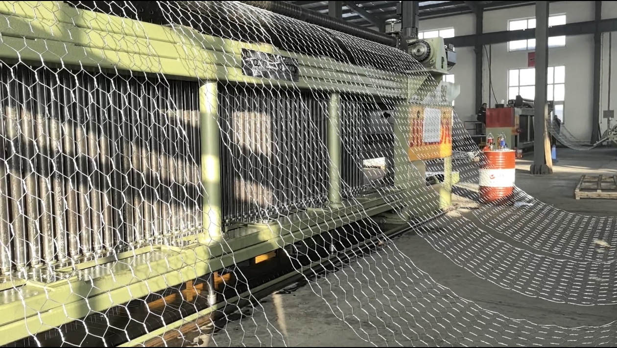 Blog công ty mới nhất về Mối Liên Kết Ẩn Giấu Giữa Thành Công của Nhà Máy và Máy Gabion Phù Hợp