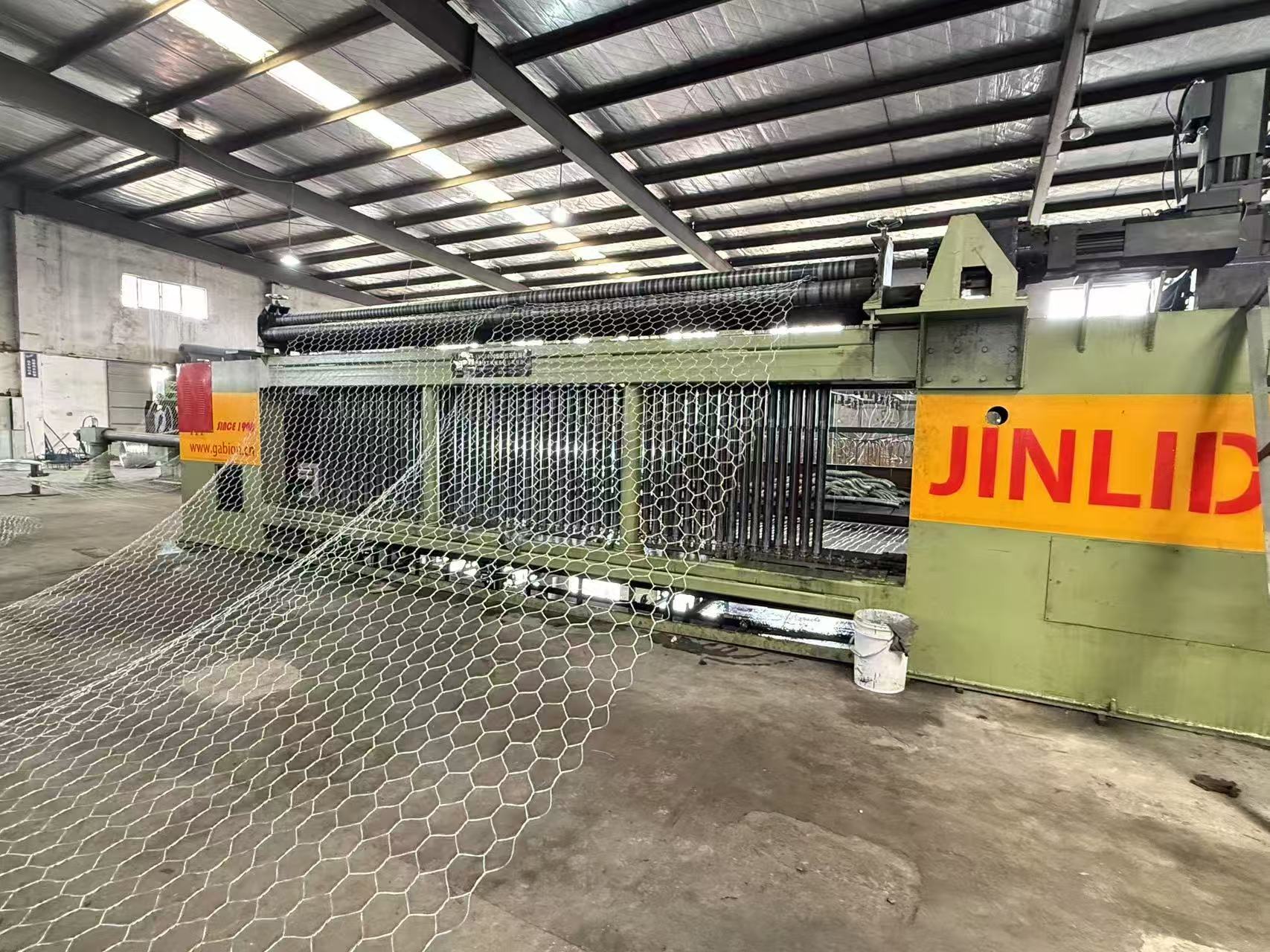 Blog công ty mới nhất về Tại sao các nhà máy Gabion thông minh đang nâng cấp lên Máy Jinlida tự động